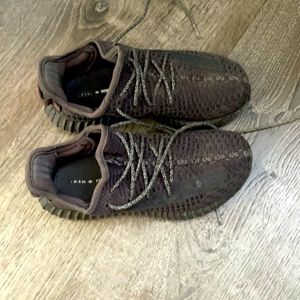 kids YEEZY very good condition…. used few times